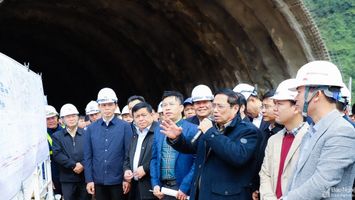 Thủ tướng Phạm Minh Chính kiểm tra, đôn đốc dự án cao tốc Bắc - Nam đoạn qua Nghệ An