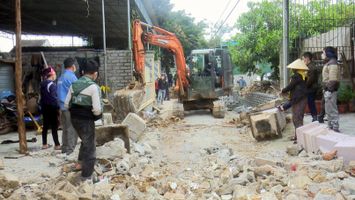 Đồng bào công giáo Diễn Châu sôi nổi hiến đất làm đường giao thông nông thôn mới
