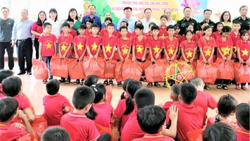 Trao quà cho học sinh vùng lũ xã Biên giới Nậm Giải, huyện Quế Phong