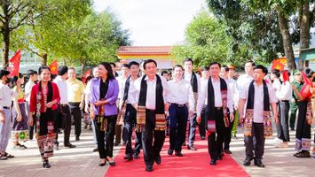 Ủy viên Bộ Chính trị Nguyễn Xuân Thắng chung vui Ngày hội Đại đoàn kết toàn dân tộc ở xã vùng cao biên giới tại Nghệ An