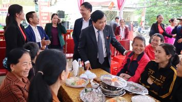 Phó Chủ tịch Hội đồng nhân dân tỉnh tham dự Ngày hội Đại đoàn kết tại thị xã Thái Hoà