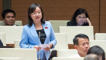 Đại biểu Quốc hội Thái Thị An Chung đề cập đến việc hạ độ tuổi của người lái xe gắn máy