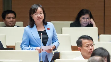 Đại biểu Quốc hội Thái Thị An Chung đề cập đến việc hạ độ tuổi của người lái xe gắn máy