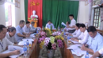Đồng chí Nguyễn Như Khôi – Phó Chủ tịch HĐND tỉnh  kiểm tra việc thực hiện Quy chế dân chủ cơ sở tại huyện Quế Phong