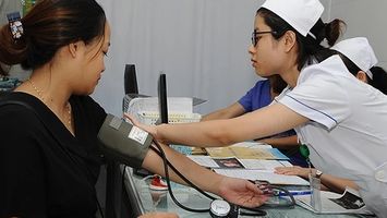 Sắp có quy định gỡ khó cho người bệnh bảo hiểm y tế phải mua thuốc ngoài