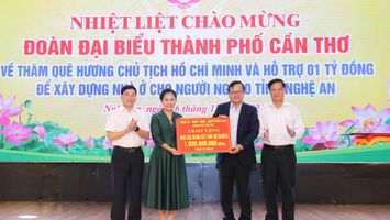 Đoàn công tác thành phố Cần Thơ trao hỗ trợ tỉnh Nghệ An 1 tỷ đồng xây dựng nhà ở cho người nghèo