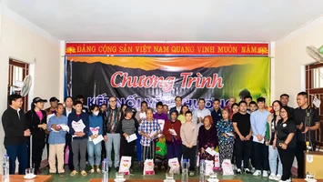 Trao quà cho học sinh và hộ gia đình nghèo tại xã Nga My, Tương Dương