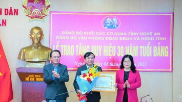 Đảng bộ Văn phòng Đoàn ĐBQH và HĐND tỉnh: Trao Huy hiệu 30 năm tuổi Đảng cho đảng viên