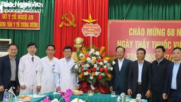 Phó Chủ tịch Thường trực HĐND tỉnh chúc mừng các đơn vị y tế Kỳ Sơn, Tương Dương nhân ngày 27/2