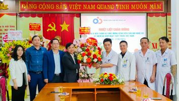 Phó Chủ tịch HĐND tỉnh Nguyễn Như Khôi chúc mừng các đơn vị y tế nhân ngày Thầy thuốc Việt Nam