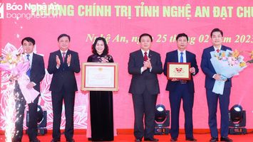 Trường Chính trị tỉnh Nghệ An đón Bằng công nhận đạt chuẩn mức 1