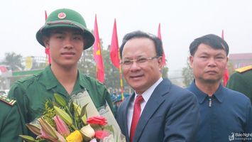 Phó chủ tịch Thường trực HĐND tỉnh Nguyễn Nam Đình dự Lễ giao, nhận quân ở huyện Thanh Chương