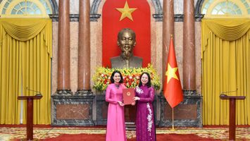 Quyền Chủ tịch nước Võ Thị Ánh Xuân trao quyết định bổ nhiệm 15 Đại sứ