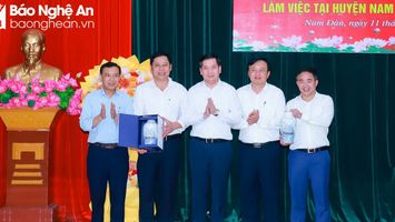 Các đồng chí Ủy viên dự khuyết Ban Chấp hành Trung ương Đảng khóa XIII khảo sát thực tế xây dựng nông thôn mới tại huyện Nam Đàn