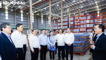 Các đồng chí Ủy viên dự khuyết Ban Chấp hành Trung ương Đảng khảo sát chuỗi dự án nông nghiệp ứng dụng công nghệ cao tại huyện Nghĩa Đàn