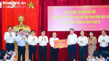 Lớp bồi dưỡng, cập nhật kiến thức đối với Ủy viên dự khuyết Ban Chấp hành Trung ương Đảng khóa XIII làm việc với Ban Thường vụ Tỉnh ủy Nghệ An