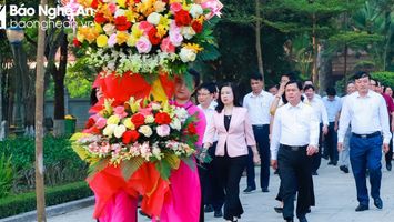 Bộ trưởng Bộ Y tế Đào Hồng Lan dâng hoa, dâng hương tại Khu Di tích Kim Liên