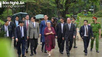 Cựu Tổng thống Chile dâng hoa, dâng hương tưởng niệm Chủ tịch Hồ Chí Minh tại Khu Di tích Kim Liên