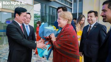 Bí thư Tỉnh ủy Nghệ An Thái Thanh Quý tiếp cựu Tổng thống Chile Michelle Bachelet