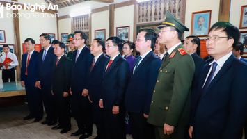 Lãnh đạo tỉnh Nghệ An dâng hương tưởng niệm Chủ tịch Hồ Chí Minh, Tổng Bí thư Nguyễn Văn Linh, bà Hoàng Thị Loan tại Hưng Yên