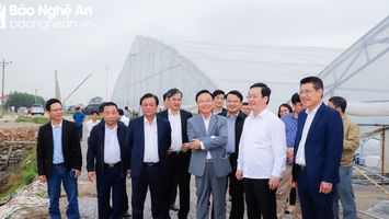 Bộ trưởng Bộ Nông nghiệp và Phát triển nông thôn thăm một số mô hình nông nghiệp tại Nghệ An