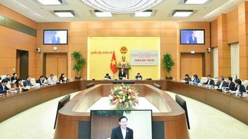 Phải bảo đảm tiền lương, phụ cấp, chế độ đãi ngộ thỏa đáng để giữ chân nhân viên y tế cơ sở