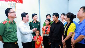 Chủ tịch UBND tỉnh bàn giao nhà cho người nghèo tại xã biên giới Tri Lễ, Quế Phong