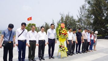 Lãnh đạo tỉnh Nghệ An dâng hoa tưởng niệm các chiến sĩ Gạc Ma