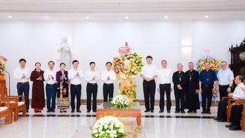 Lãnh đạo tỉnh Nghệ An chúc mừng thành công Hội nghị thường niên của Hội đồng Giám mục Việt Nam, khánh thành Trung tâm Mục vụ Giáo phận Vinh