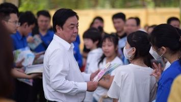 Bộ trưởng Lê Minh Hoan: 'Sách là công cụ để tri thức hoá nông dân'