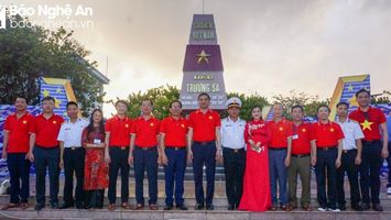 Đoàn công tác tỉnh Nghệ An thăm cán bộ, chiến sĩ Trường Sa và nhà giàn DK1