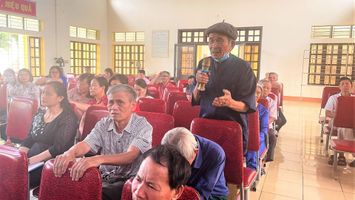 Nhiều cử tri huyện Quỳnh Lưu kiến nghị chế độ, chính sách đối với người có công với cách mạng