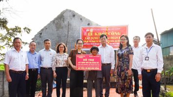 Đoàn Đại biểu Quốc hội tỉnh trao tiền ủng hộ xây dựng nhà đại đoàn kết tại Yên Thành