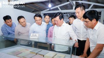 Lãnh đạo tỉnh Nghệ An thăm và chúc Tết Bunpimay tại Lào