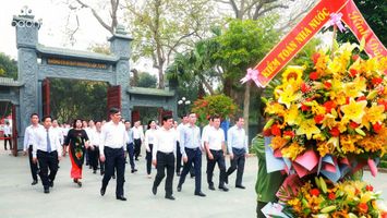 Đoàn công tác Kiểm toán Nhà nước và lãnh đạo các tỉnh dâng hương tưởng niệm Chủ tịch Hồ Chí Minh
