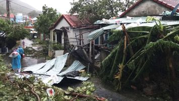 Ngân hàng Nhà  nước Chi nhánh tỉnh Nghệ An trả lời cử tri huyện Kỳ Sơn về việc giảm lãi suất vay ngân hàng cho các hộ gia đình bị thiệt hại do cơn bão số 3, 4 gây ra.