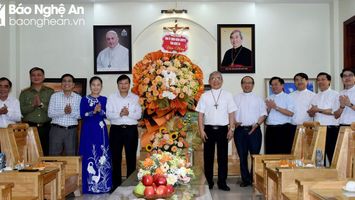 Lãnh đạo tỉnh Nghệ An chúc mừng tân Giám mục Chính tòa Giáo phận Hà Tĩnh