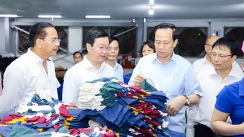 Bộ trưởng Bộ Lao động  - Thương binh và Xã hội kiểm tra hoạt động sản xuất, kinh doanh tại Nghệ An