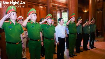 Đoàn công tác Bộ Công an dâng hoa, dâng hương tưởng niệm Chủ tịch Hồ Chí Minh