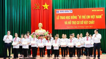 Trao 150 suất học bổng từ Quỹ Vì trẻ em Việt Nam cho học sinh huyện Nam Đàn, Hưng Nguyên
