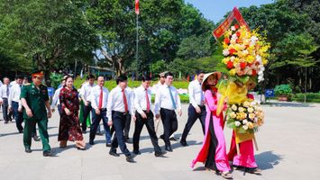 Lãnh đạo tỉnh Nghệ An dâng hương tưởng niệm Chủ tịch Hồ Chí Minh