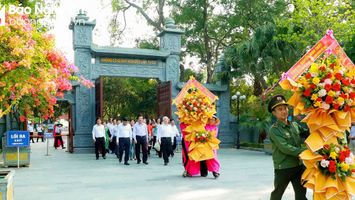 Nguyên Chủ tịch nước Nguyễn Minh Triết dâng hoa, dâng hương tưởng niệm Chủ tịch Hồ Chí Minh
