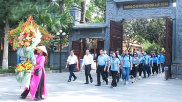 Đoàn công tác Thành phố Hồ Chí Minh dâng hoa tại Khu Di tích Kim Liên