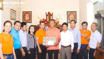Đoàn công tác Thành phố Hồ Chí Minh thăm, tặng quà gia đình chính sách tại thành phố Vinh