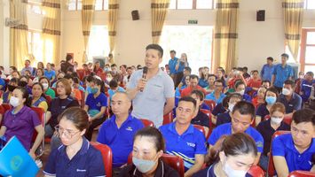 Đoàn đại biểu Quốc hội tiếp xúc cử tri với 200 công nhân, người lao động Nghệ An