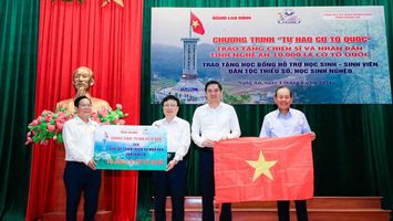 Chương trình 'Tự hào cờ Tổ quốc' trao tặng quà tại Nghệ An