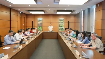 Đoàn đại biểu Quốc hội Nghệ An thảo luận tại tổ về dự án Luật Nhà ở (sửa đổi)