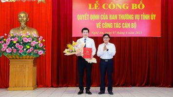 Trao Quyết định bổ nhiệm Chánh Văn phòng Tỉnh ủy Nghệ An