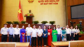 Đoàn đại biểu Quốc hội Nghệ An chúc mừng nhóm tác giả Báo Nghệ An đạt Giải Diên Hồng lần thứ nhất