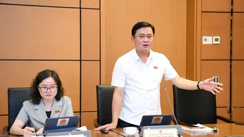 Đoàn ĐBQH Nghệ An thảo luận tại Tổ về dự án Luật Đất đai (sửa đổi)